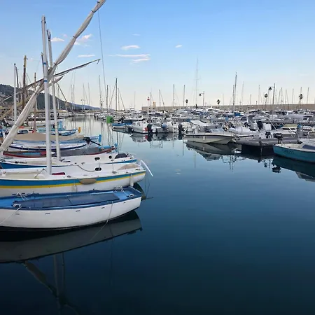 아파트 Le Solena Climatise Au Rez-de-chaussee Dans Le Vieux 멍똥